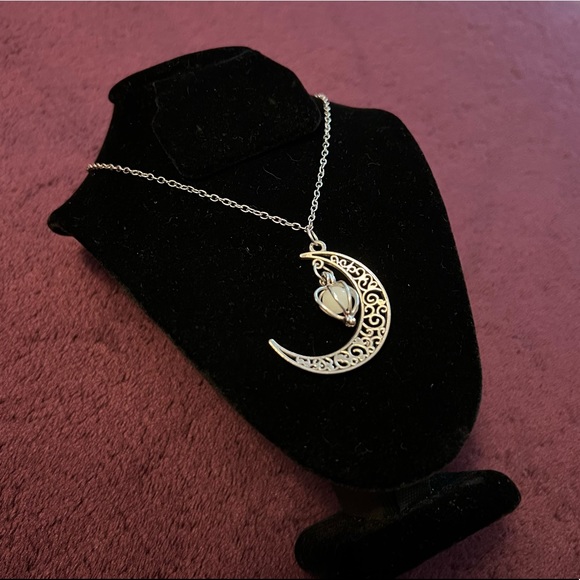 Half Crescent Moon Necklace🌛 - Picture 3 of 5
